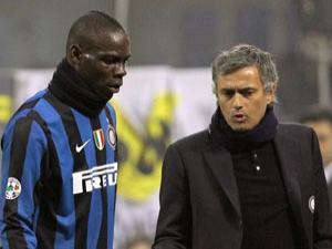 Měli jsme schůzku, šel místo ní na formule, vzpomíná Mourinho na Balotelliho