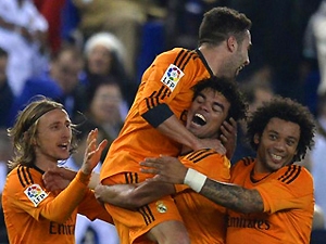 Díky Pepeho hlavičce stáhl Real Madrid ztrátu na vedoucí dvojici na tři body