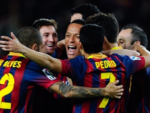 Barça uštědřila Rayu tenisového kanára a nadále vede tabulku Primera División