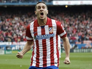 Real španělskou ligu vede nadále. Ale po remíze s Atléticem a výhře Barcelony už jen o bod