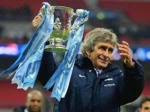 Pellegrini oslavuje svou první trofej s Manchesterem City