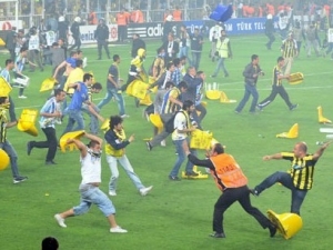 Fenerbahce s Kadlecem kvůli fanouškům nedohrálo zápas v Trabzonu