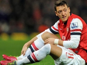 Zraněný Özil bude chybět Arsenalu několik týdnů