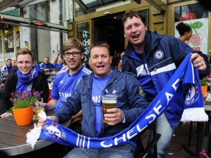 Fanoušci Chelsea místo sudímu omylem spílají cyklistovi Hoyovi