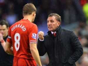 Gerrard chce, aby majitelé Liverpoolu nabídli Rodgersovi novou smlouvu