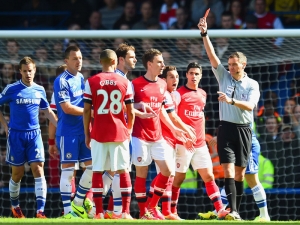 Rozhodčí Marriner se omluvil Arsenalu za vyloučení špatného hráče
