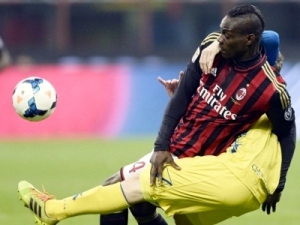 Obránce Chieva dostal za kopnutí Balotelliho trest na tři zápasy 
