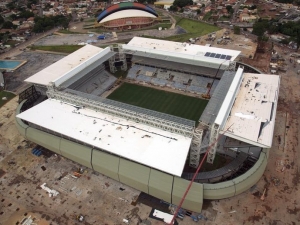 Na nedokončeném stadionu pro MS v Cuiabě se hrál první zápas