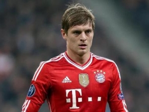 Toni Kroos se znovu nabízí a tentokrát už Real jeho přestup zvažuje