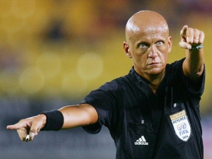 Collina navrhl dočasné vyloučení fotbalisty, který zraní soupeře
