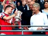 Šťastný Wenger zůstává v Arsenalu a říká: Tuto trofej jsme potřebovali. Bude to zlomový bod