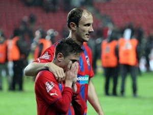Sparta díky Petrželovi získala double, smutného hrdinu pak v kabině utěšovali spoluhráči