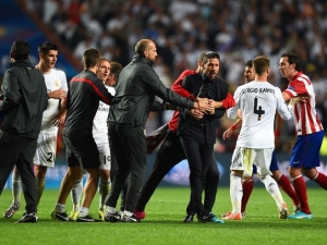 Xabi Alonso a trenér Simeone půjdou po finále před disciplinárku