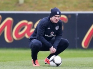 Angličtí fotbalisté trénují na brazilské vedro nabalení do vrstev