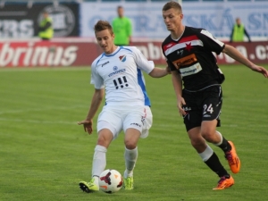 Slavia si zahrávala se sestupem, po hráčích z kotle létalo pivo
