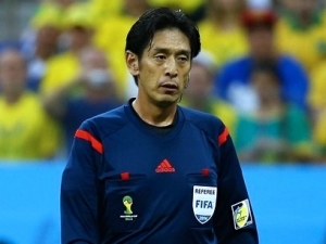 Šéf rozhodčích FIFA se zastal kritizovaného sudího Nišimury 