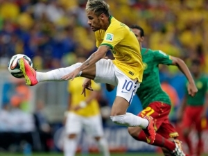 Brazílie zakončila skupinu čtyřgólovou výhrou nad Kamerunem a postupuje z prvního místa. Dvakrát se trefil Neymar