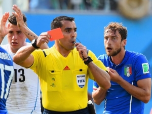 Suárez si opět kousnul a Uruguay díky brance Godína postupuje, Itálie na MS končí