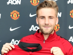 Manchester United získal Luka Shawa, ten podepsal pětiletý kontrakt