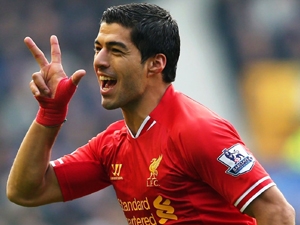 Liverpool ani přes incident nesleví ze Suárezovy ceny