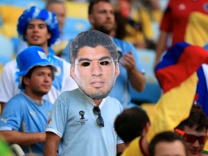 FIFA popřela, že by zabavovala fanouškům masky se Suárezem 