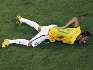 Neymar má zlomený bederní obratel a šampionát pro něj skončil