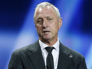 Cruyff se obává, že spojení Messiho, Neymara a Suáreze ublíží kolektivní hře Barcy