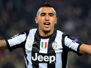 Přestupový mix: Vidal směřuje k United, Varane zase do Chelsea
