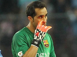 Barceloně se zranil brankář Bravo. Chybět může až měsíc