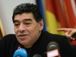 Maradona dal facku novináři, prý mrknul na jeho exmanželku 