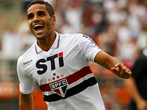Barcelona koupila Brazilce Douglase Pereiru