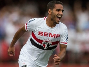 Barcelona získala pravého obránce Douglase ze Sao Paula