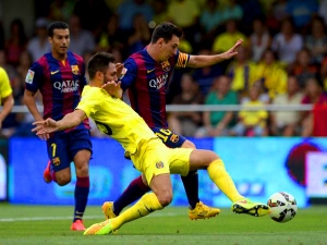 Barceloně výhru ve Villarrealu zařídil Sandro z béčka, Real nepochopitelně zkolaboval v San Sebastiánu, kde promarnil dvoubrankové vedení