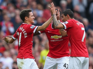 Manchester United se dočkal prvního vítězství, Diego Costa pomohl Chelsea hattrickem k výhře nad Swansea, Liverpool doma podlehl Aston Ville