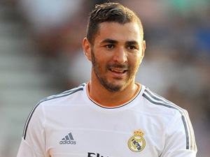 Benzema není zabiják. A na šampionátu zamrzl kvůli mně, hájí francouzského útočníka trenér Deschamps