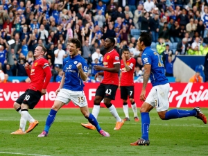 Leicester nasázel Manchesteru United pětku, Arsenal ukončil neporazitelnost Aston Villy, Liverpool podruhé v řadě prohrál