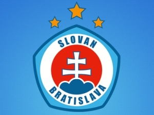 Hráči Slovanu našli na hřišti jedenáct křížů a výhrůžný nápis 