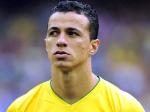 Brazilský fotbalista chtěl oklamat rozhodčího, tahal se za dres 