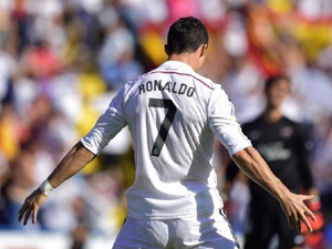 Real opět naděloval, Cristiano dalšími dvěma góly překonal 71 let starý rekord soutěže, Barça vyhrála a je nadále neprůstřelná