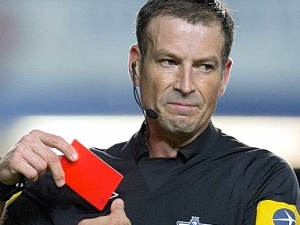 Sudí Clattenburg spěchal na koncert, o víkendu si proto nezapíská 