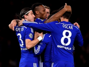 Chelsea odskočila Citizens na devět bodů, Alexis Sánchez znovu režíroval výhru Arsenalu, Liverpool padl na hřišti Newcastlu