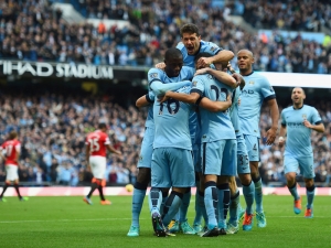 Manchesteru nadále vládnou City, derby rozhodl Sergio Agüero