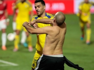 Potyčky fanoušků ukončily fotbalové derby v Tel Avivu