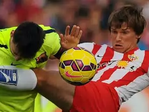 Barcelona se na tři body pořádně zapotila, když v Almeríi otáčela vedení domácích. Real po další kanonádě nadále vede tabulku