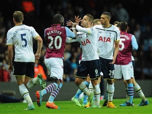 Aston Villa a Tottenham dostaly pokutu za potyčku mezi fotbalisty