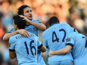 Lampard zajistil City vítězný vstup do Nového roku, Arsenal prohrál v Southamptonu, United remizovali se Stoke
