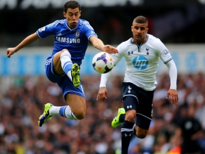 Chelsea v londýnském derby proti Tottenhamu, Arsenal čeká třetí Southampton, prodlouží United proti Stoke vítěznou sérii?
