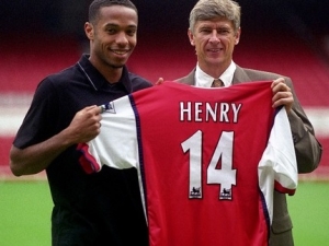 Ze zákulisí: Henry by mohl v nahradit Wengera, Mourinho dostal v Chelsea novou smlouvu