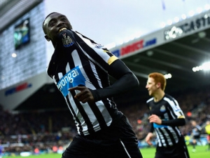 Rekord zůstává nepřekonán. Neporazitelnost Chelsea ukončil Newcastle, Arsenal vyhořel ve Stoke, Touré z penalty rozhodl o výhře City