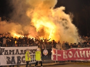 Fanoušci v ukrajinské fotbalové lize vyhnali sudího ze hřiště